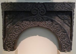 Фрагмент архитектурного декора. Известняк, глинистый сланец; резьба. Дагестан, XIV - начало XV в.