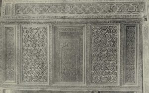 Деталь резного деревянного надгробия из мазара Сейф-э-дина-Бохарзи в Бухаре. XIV в. Бухарский музей