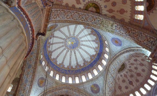 Интерьер мечети султана Ахмеда I (Султанахмет, Голубая мечеть) в Стамбуле