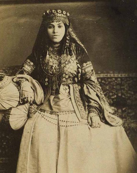 Молодая армянка в национальном костюме. Фото конца XIX в.