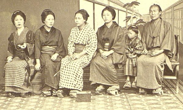 Групповой портрет семьи купца. Япония, вторая половина XIX в.