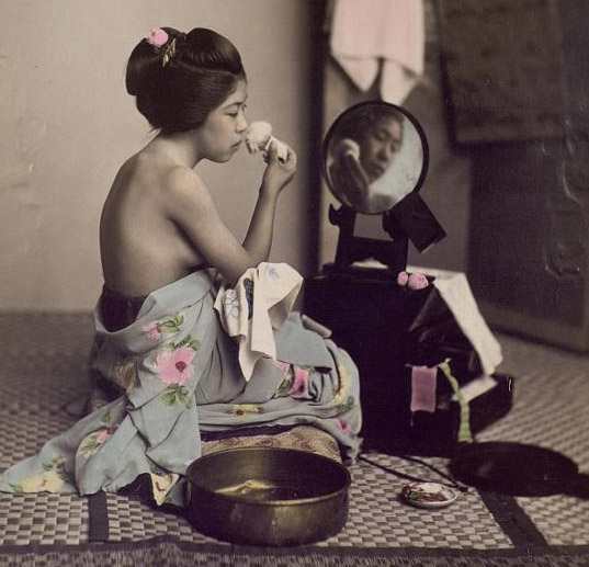 Японка за туалетом. Япония, конец XIX - начало XX вв.