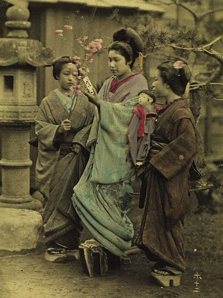 Девушки в зимних костюмах. Япония, вторая половина XIX в.