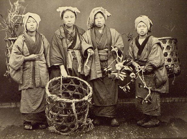 Группа крестьянских девушек в повседневной одежде. Япония, вторая половина XIX в.