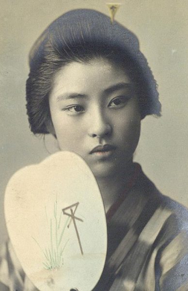 Портрет девушки с веером. Япония, до 1917 г.