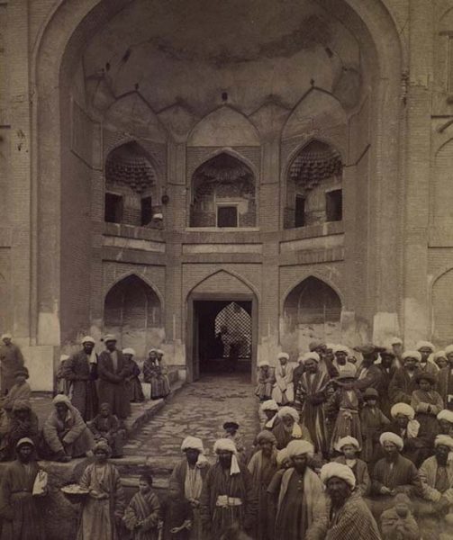 Мужчины у входа в мечеть. Бухара, вторая половина XIX в.