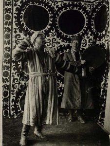 Танец под бубен. Таджики. 1932 г.