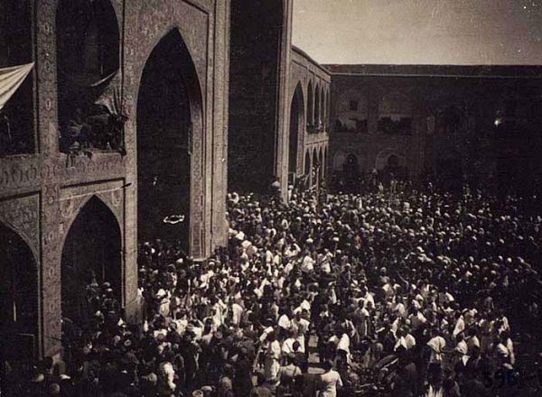 Мухарремская процессия во дворе святилища Имама Резы. Иран (Персия), город Мешхед. Начало XX в.