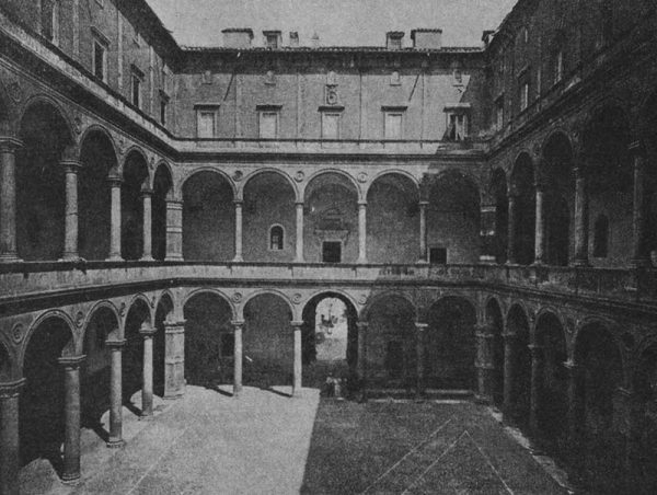 Двор палаццо Канчелериа. Рим