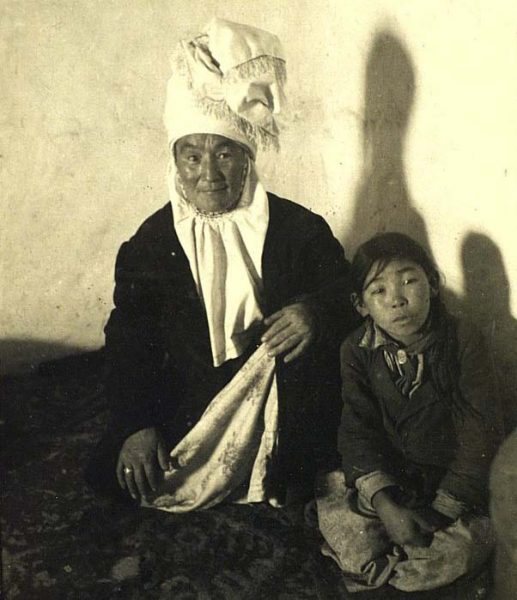 Женщина с дочерью. Казахи. Казахстан (Казахская ССР), первая треть ХХ в.