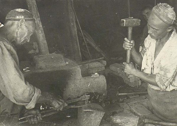 Изготовление подковы: ковка желоба для гвоздей. Самарканд, 1931 г.