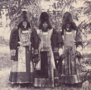 Якутки в традиционных костюмах для праздника ысыах. Россия, Якутия (Саха), не позднее 1909 г.