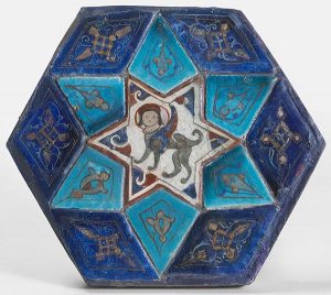 Керамический изразец. В центре композиции - изображение Сфинкса. Конья, 1160-70 гг. Из коллекции Мтрополитен-музея