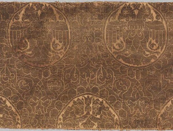 Фрагмент шелковой сельджукской ткани XIII в. Из коллекции Метрополитен-музея