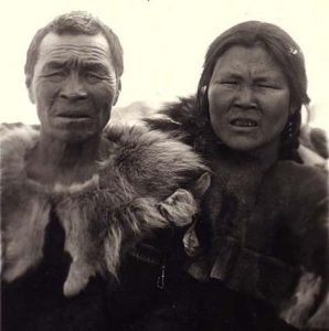 Оленный коряк Олла с женой. Россия, Камчатский край. 1911 г.