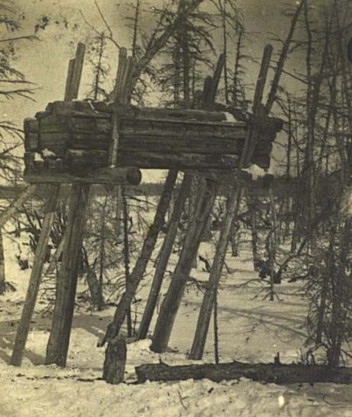 Надземное погребение юкагиров в Колымской тундре. Россия, Якутия (Саха), конец XIX в.