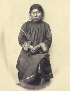 Замужняя женщина в традиционном костюме. Гиляки. Конец XIX в.